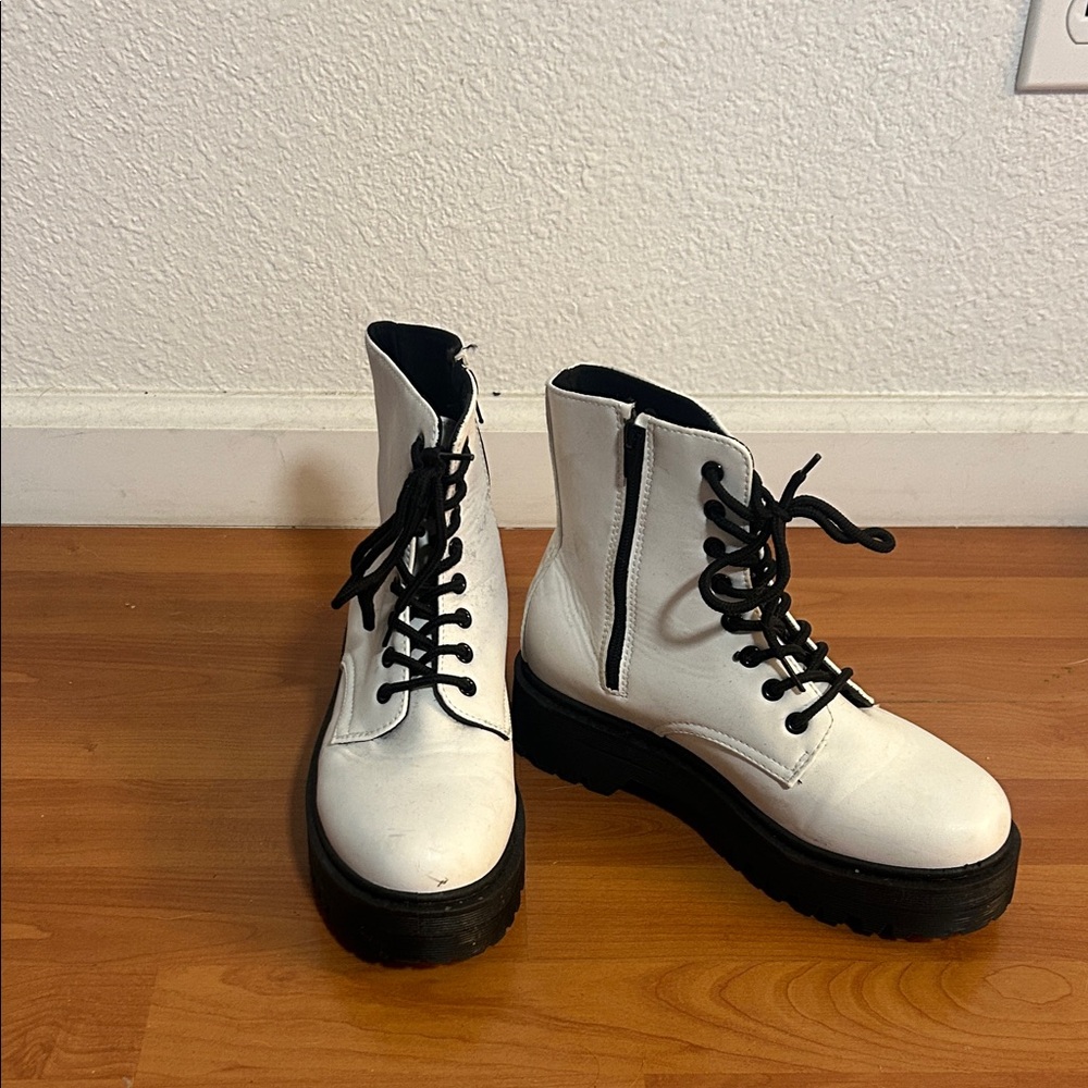 Stylish White Lace-Up Women's Boots